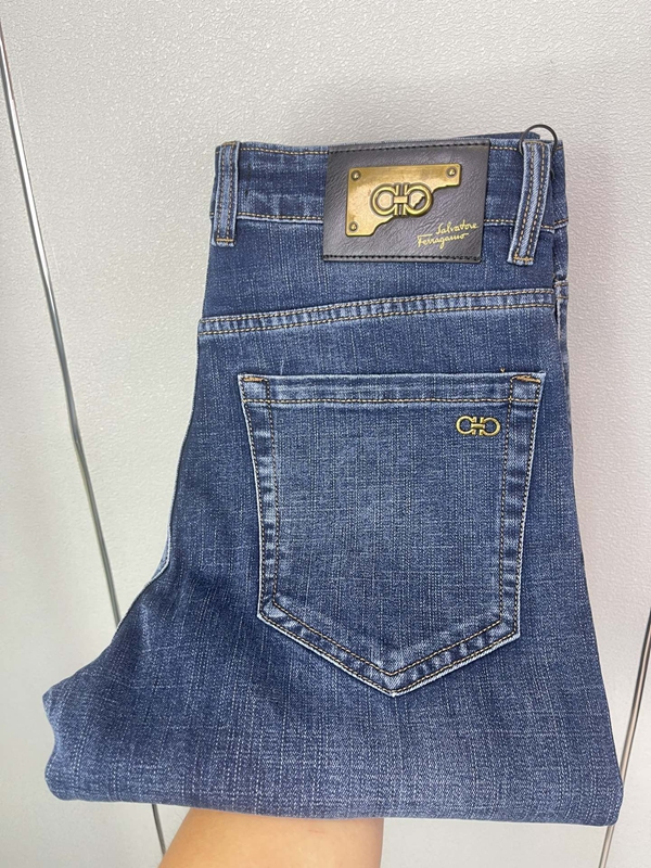 ブランドジーンズ正面デザイン